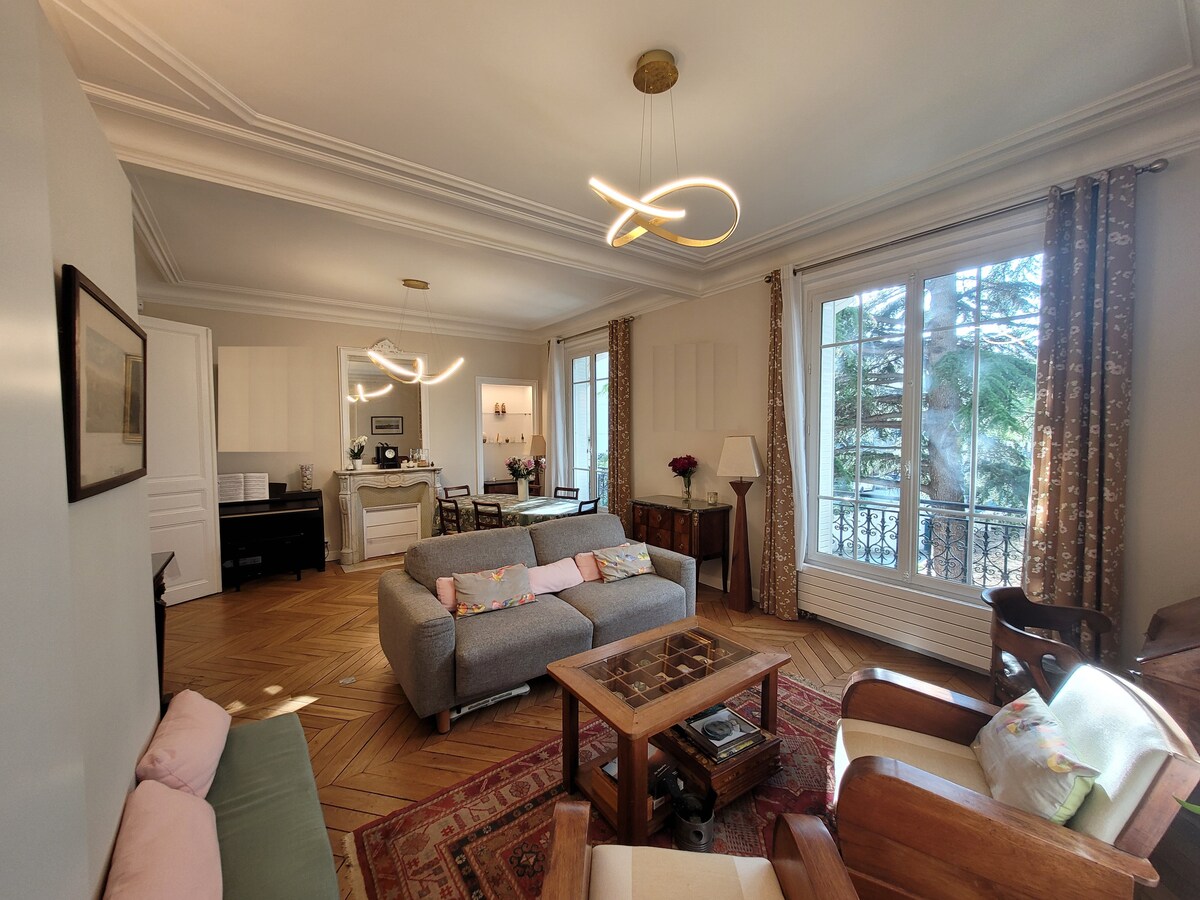 双人住宿设有舒适的休息区。 两扇窗户均可俯瞰树木。