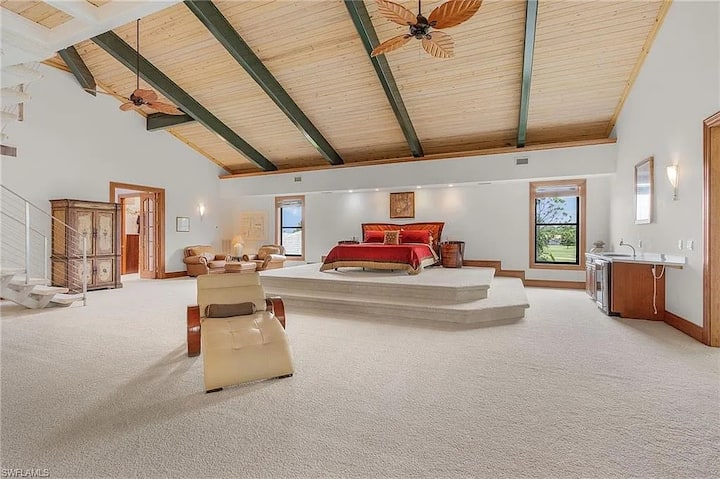 Bolstering 3,000 ft is the master's suite, complete with an upstairs lounge area and wet bar.