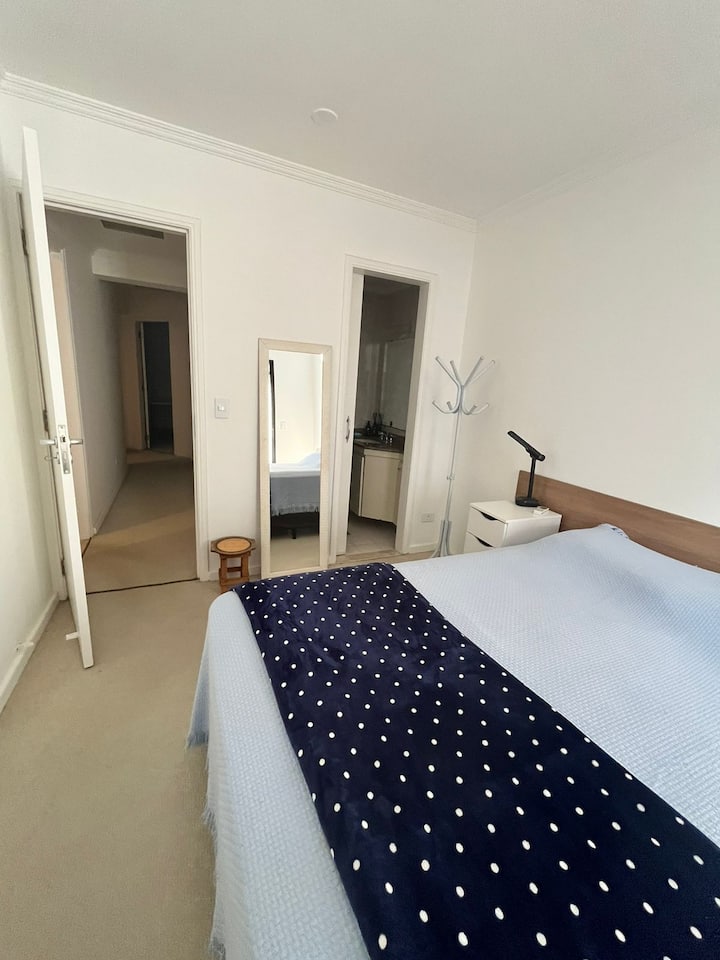 סוויטה מרווחת ומוארת היטב. יש בו מיזוג אוויר, מראה, 2 שידות לילה עם מנורה, מנסבו ומרפסת משלו המשקיפה על החלק האחורי של הבניין. יש בו ארון מרווח וחלקות.