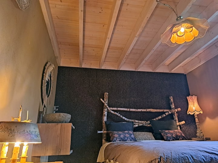 Spálňa so 160 posteľou a umývadlom.Táto izba nemá kúpeľňu. Potrebuje sa deliť o kúpeľňu v druhej spálni.