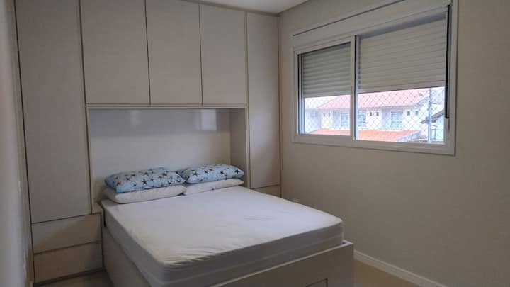 Suite en chambre,  avec climatisation, colcão pour enfants, 3 oreillers et comptoir pour ordinateur et miroir. 