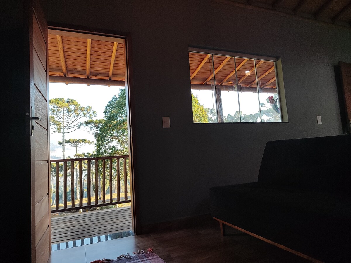 Kuvertë druri natyrale shtrihet në natyrë, duke ofruar një hapësirë të rehatshme për t 'u çlodhur. Me mobilie të rehatshme, bimë përreth dhe pamje të kopshtit dhe liqenit, të përsosura për t 'u çlodhur dhe për të shijuar perëndimin e diellit në kontakt me natyrën.