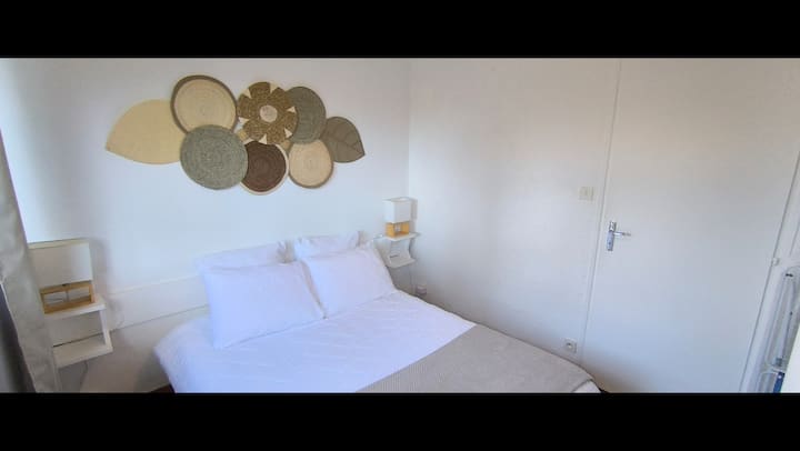 Posteljina i ručnici uključeni za 4 osobe,
Kišobran u sklopu objekta (besplatno)
S istoka koji je okrenut prema prostoriji svakog vam jutra pruža sunce