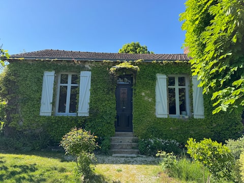 Popular Airbnb listing: Cottage in Saint-Laurent-sur-Sèvre in Saint Laurent Sur Sèvre