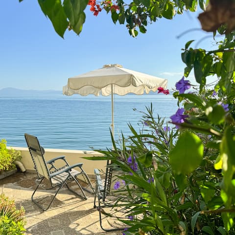 EviaXL seaside studio with private beach access