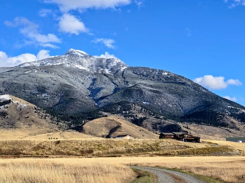 Top performing Airbnb: Peaceful Escape: Yellowstone River & Mountains in Pray