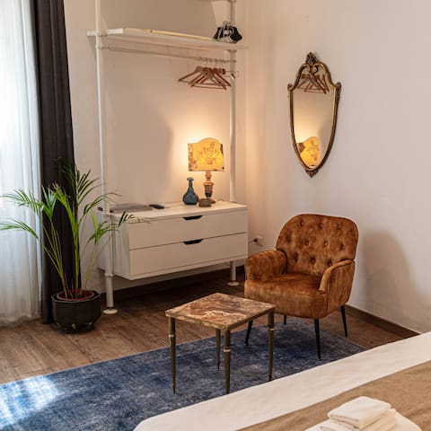 St.Ambrogio/ S.Croce/ AC/ Wifi/ 6-8 guests