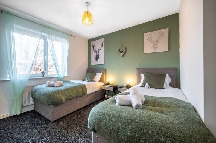 4BR house – City Centre & University – Parking gallery image 4