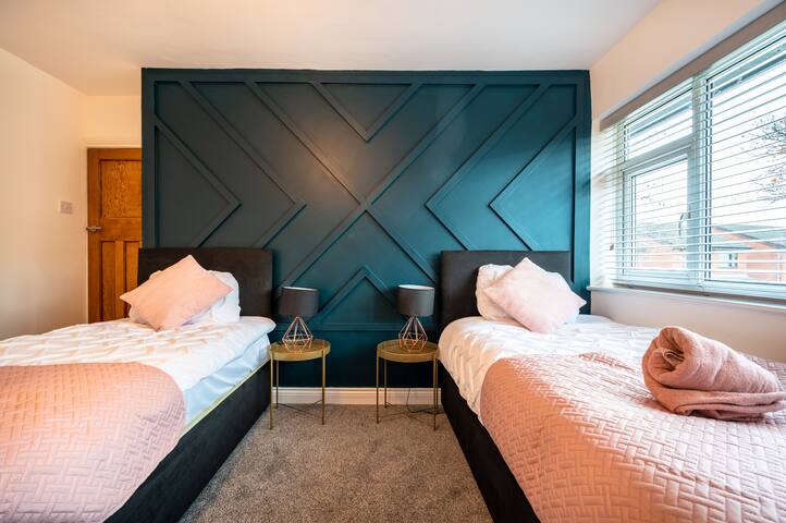 3 Bedroom House Central Manchester & Free Parking gallery image 5