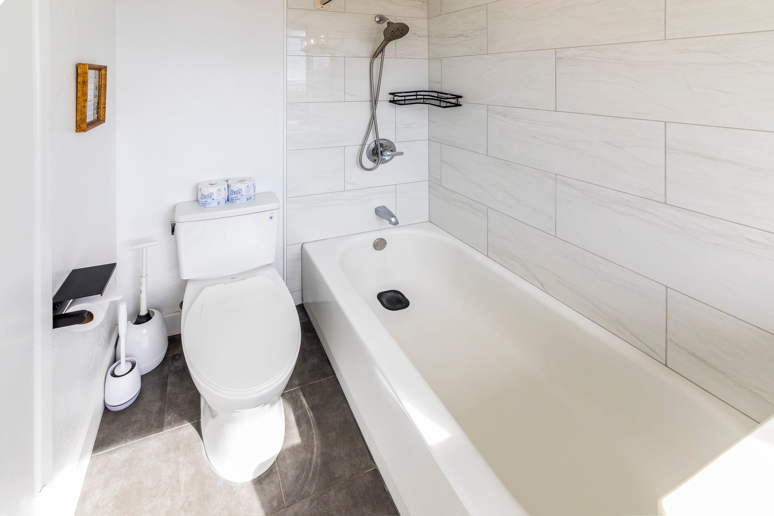 Condo in Honolulu · ★4.65 · Studio · 2 beds · 1 private bath - Image 6