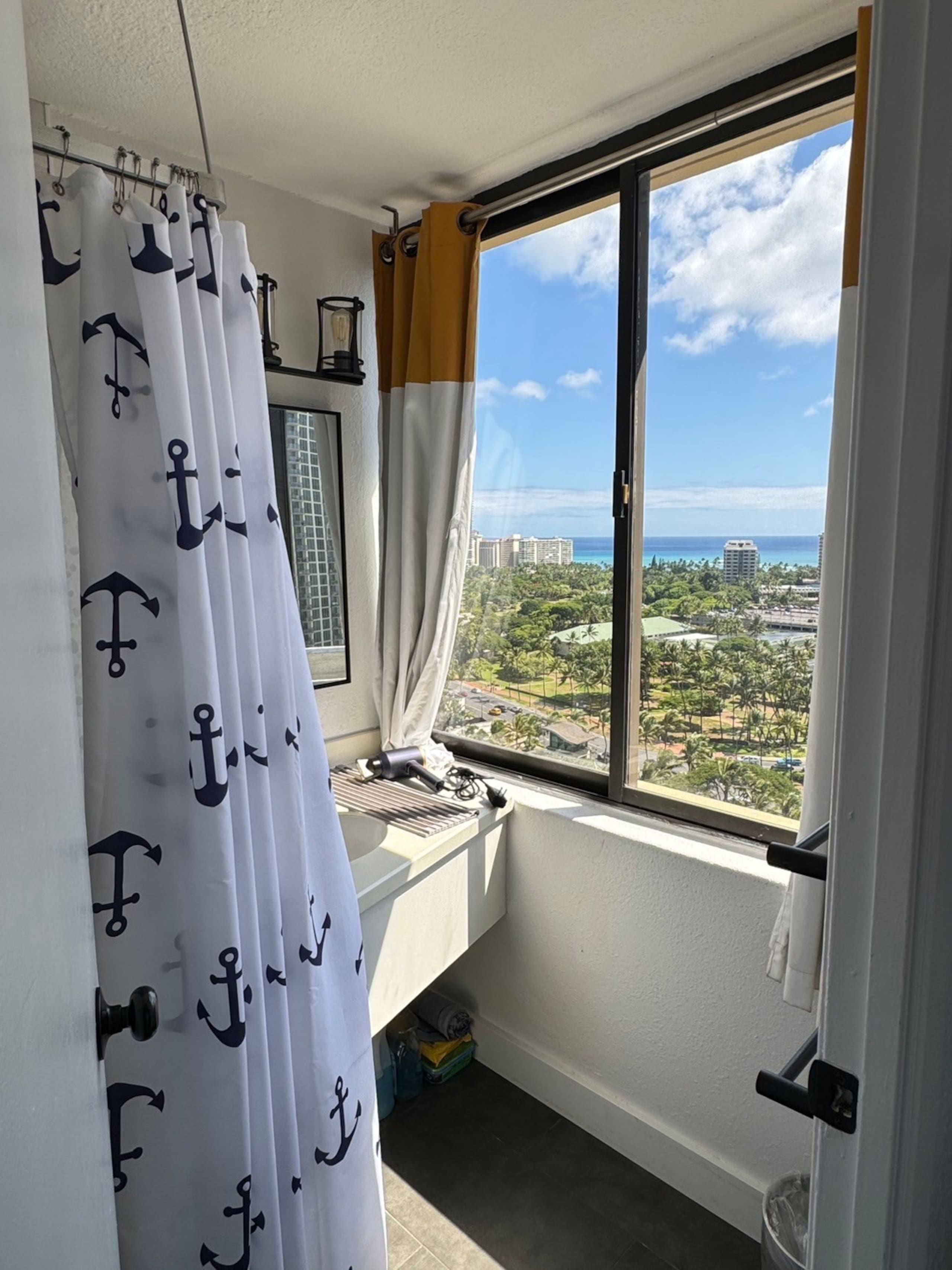 Condo in Honolulu · ★4.65 · Studio · 2 beds · 1 private bath - Image 3