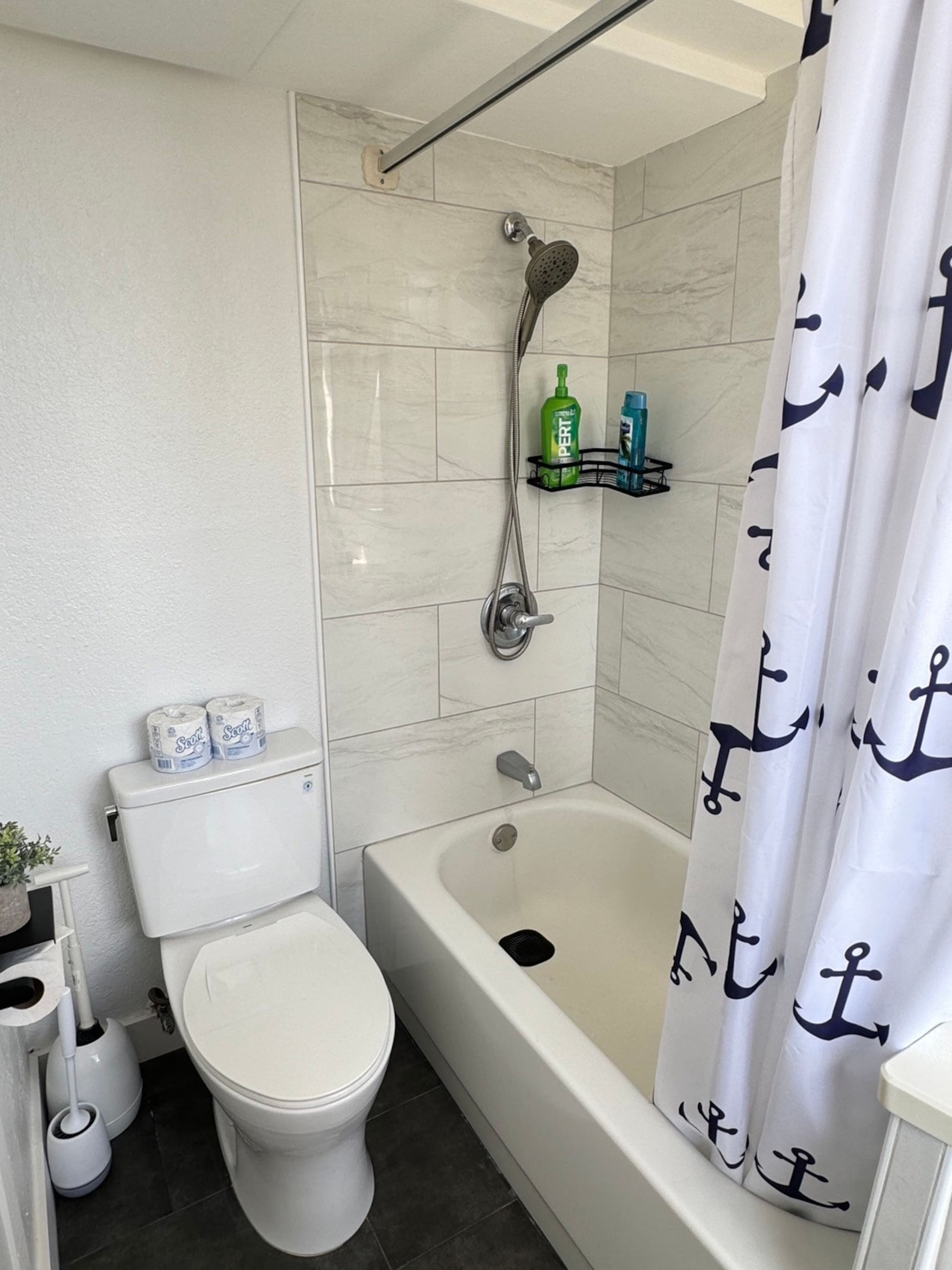 Condo in Honolulu · ★4.65 · Studio · 2 beds · 1 private bath - Image 4