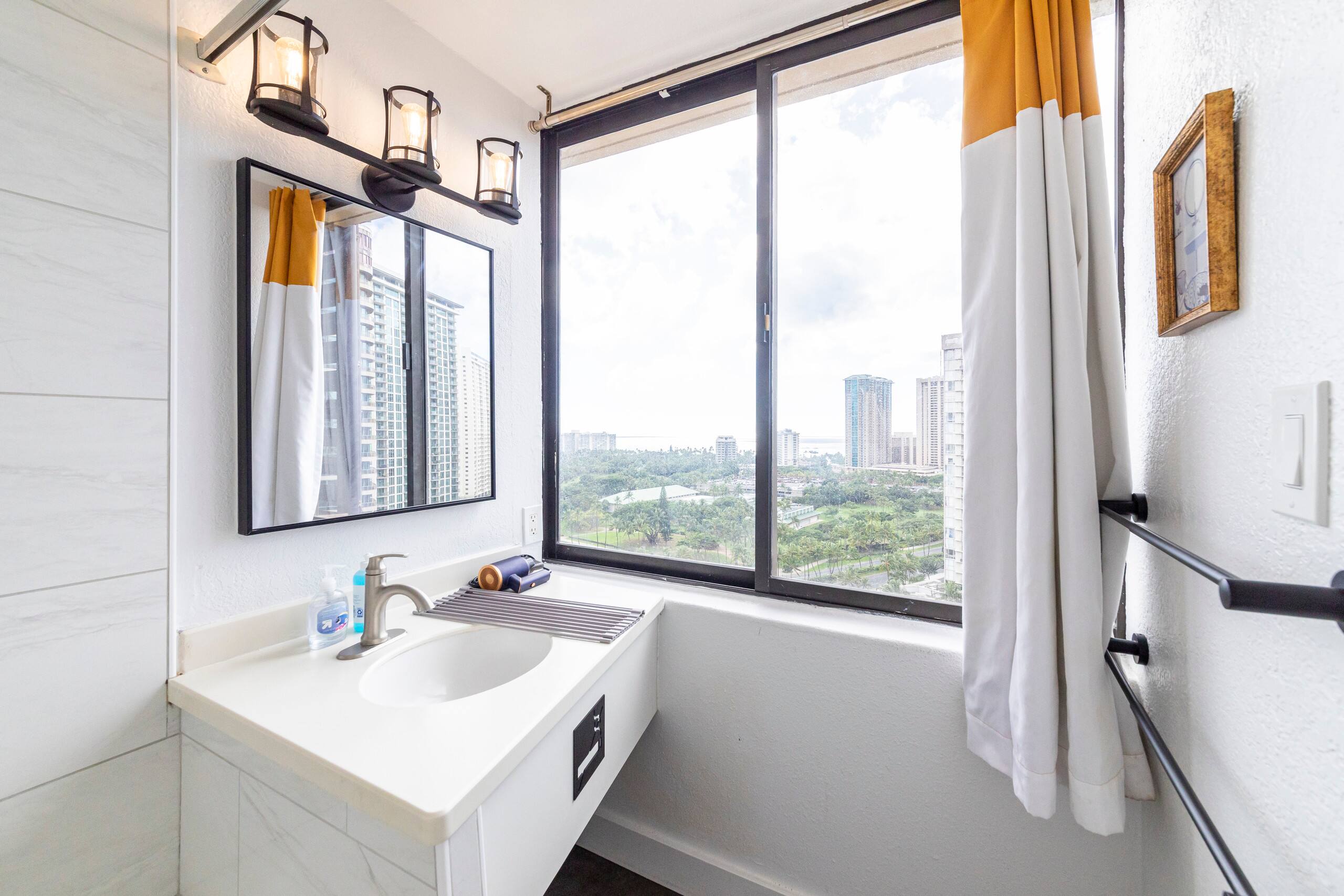 Condo in Honolulu · ★4.58 · Studio · 2 beds · 1 shared bath - Image 2