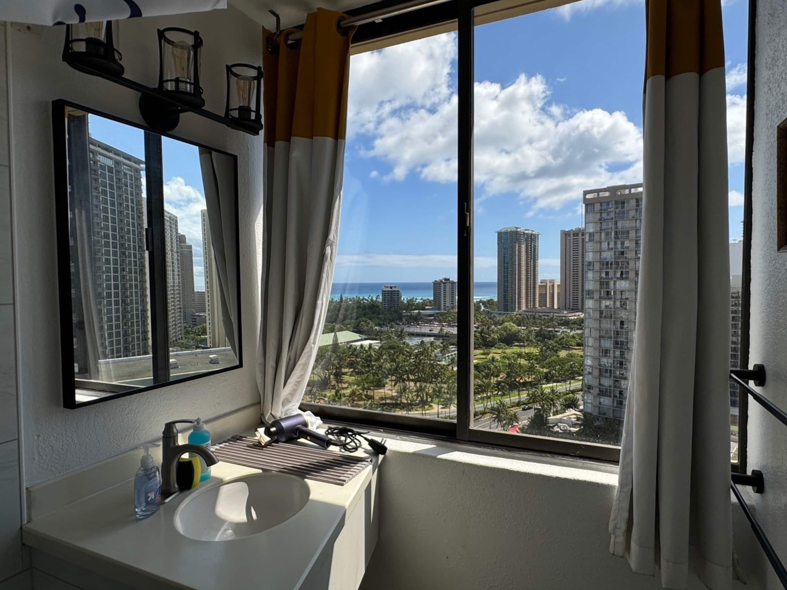 Condo in Honolulu · ★4.58 · Studio · 2 beds · 1 shared bath - Image 5