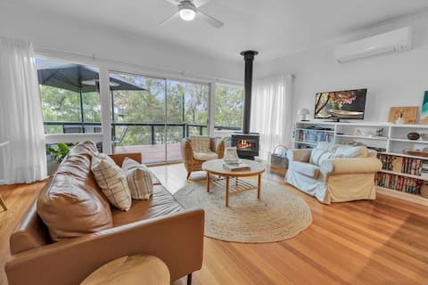 The Avenue - 3BR Retreat, Fireplace and Alfresco