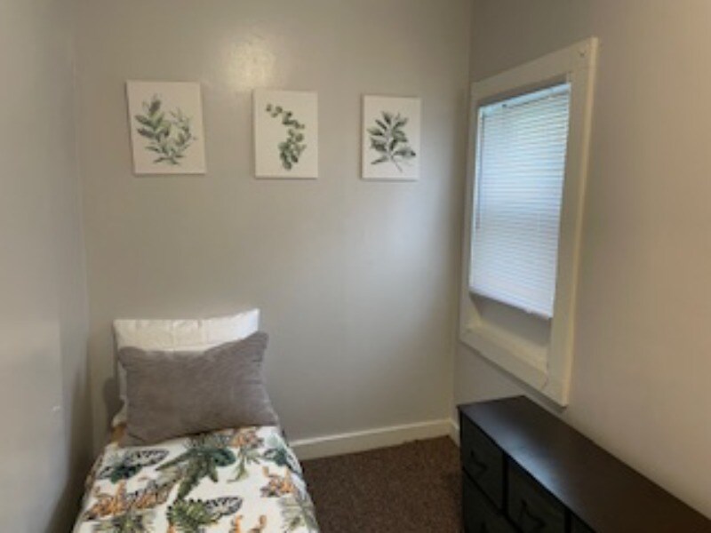 Táto spálňa na hlavnom poschodí má 2 samostatné lôžka, malý úložný priestor na oblečenie a dobré osvetlenie. Kúpeľňa je hneď vedľa.  Veľké zrkadlo v plnej výške, ideálne pre nevestu.  