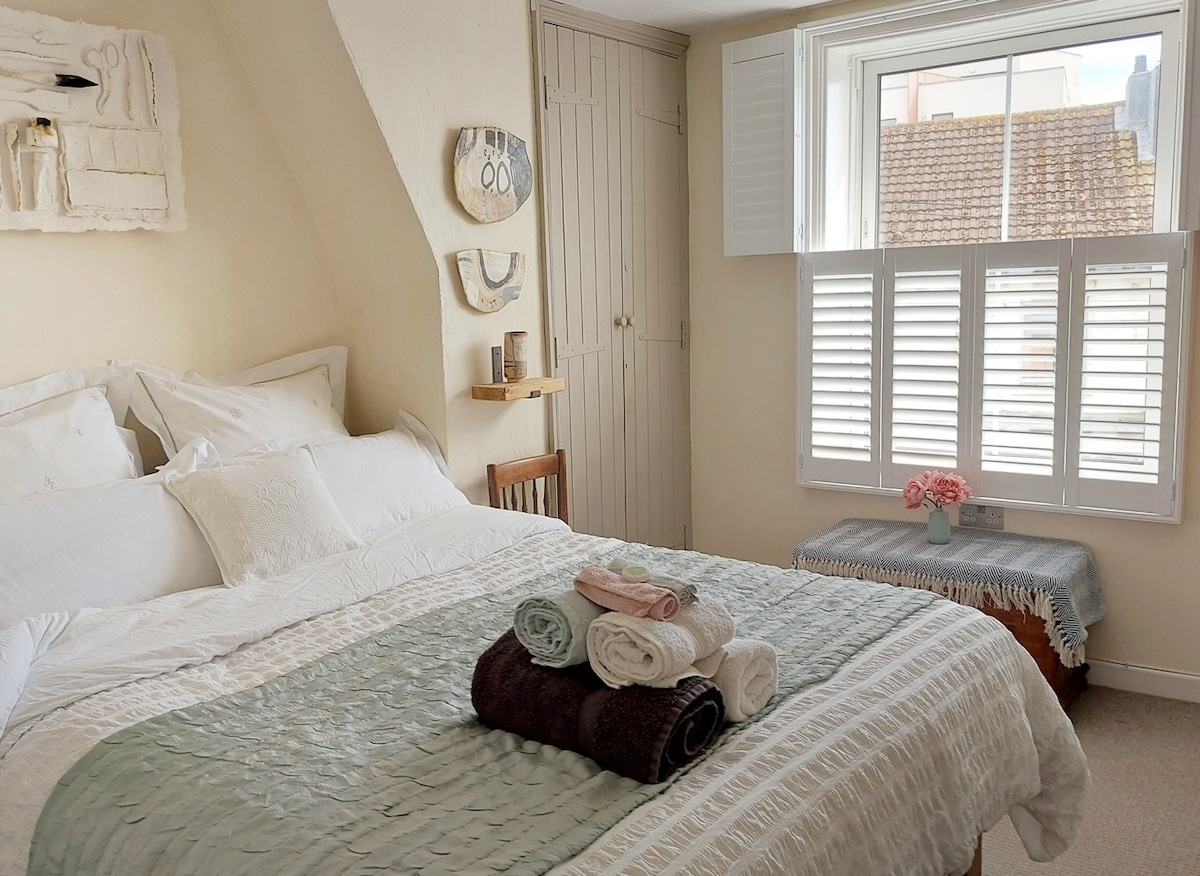 Ლამაზად განათებული,  მშვიდი საძინებელია. Გაყოფილი ჟალუზები საშუალებას გაძლევთ, მარტივად დაარეგულიროთ  კონფიდენციალურობა და განათება, ღამით კი კარგი უშუქობა შესთავაზოთ. 