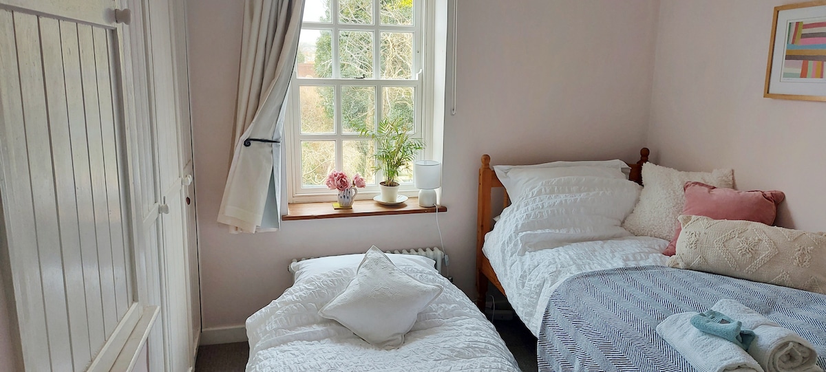 Ეს ოთახი შეიძლება შედგებოდეს ორადგილიან ან ერთადგილიან ოთახად. Ორივე საწოლი სრული ზომის ცალკემდგომი ადამიანია. Ქვედა საწოლების მაღაზიები მეორეს ქვეშ.  Მოხარული ვარ, რომ მისაღები ოთახის ბოლოს ერთ ლეიბს ვდებ, მაგალითად, თუ ძმას და დას არ სურს საძინებლის გაზიარება.