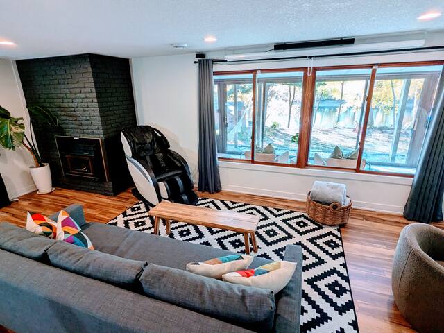 Sunset Shores – River View, King Beds, Soaker Tub gallery image 4