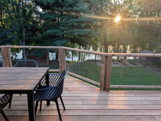 Sunset Shores – River View, King Beds, Soaker Tub gallery image 3