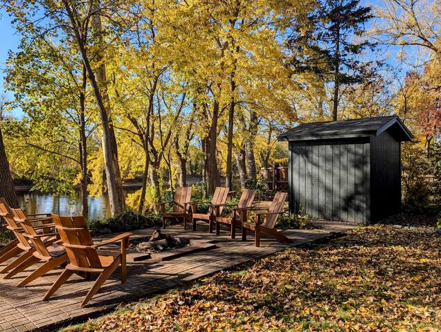 Sunset Shores – River View, King Beds, Soaker Tub gallery image 2