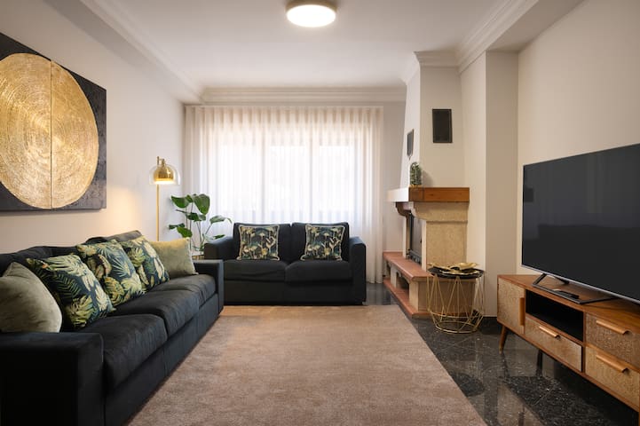 Home Essences – 4BR/ AC/2 Garage