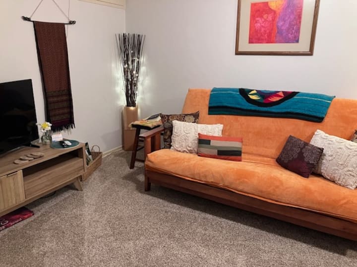 Otvoreni koncept dnevnog boravka. Kauč je potpuno prirodni futon na razvlačenje pune veličine. U dnevnom boravku su knjige, igre, televizor, časopisi i detalji koji stvaraju ugođaj za opuštanje. Odlično mjesto za opuštanje nakon dugog dana.