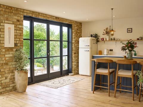 Large House & Garden in Hertford