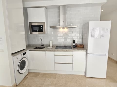 Propiedad de Airbnb exitosa: Beachfront Apartment, 5th Floor, Ocean View en Estepona