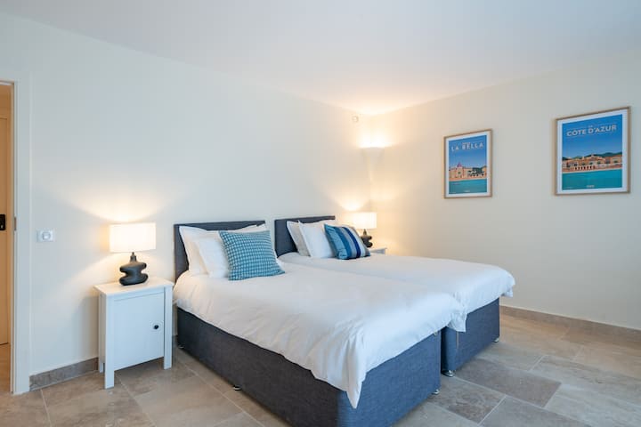 Ang asul na silid - tulugan ay nasa mas mababang palapag, kasama ang gym at silid - sinehan, at maaaring gawin bilang doble o kambal.  Mayroon ding natitiklop na higaan at travel cot na available para sa mga dagdag na bata.