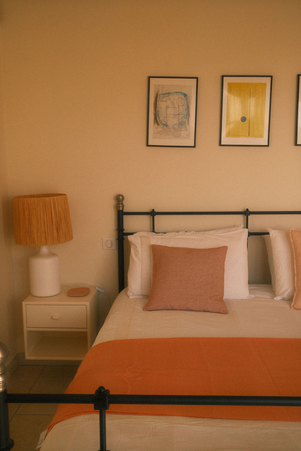 Ang silid - tulugan ng peach. Mas komportableng king size bed, mas magandang pastel....