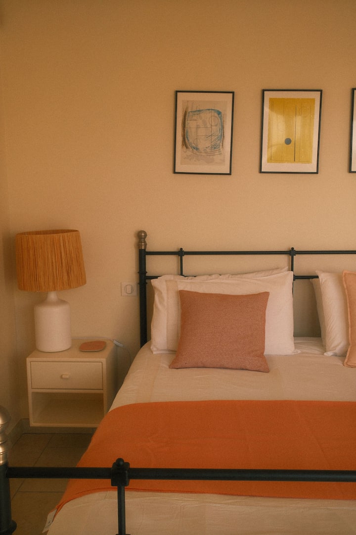 Ang silid - tulugan ng peach. Mas komportableng king size bed, mas magandang pastel....