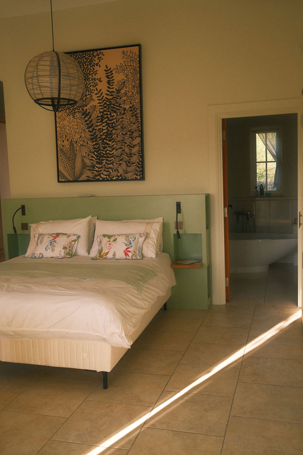 Ang master suite ay may sobrang komportableng king size na higaan, at ang mga 'kanya at ang kanyang' banyo '