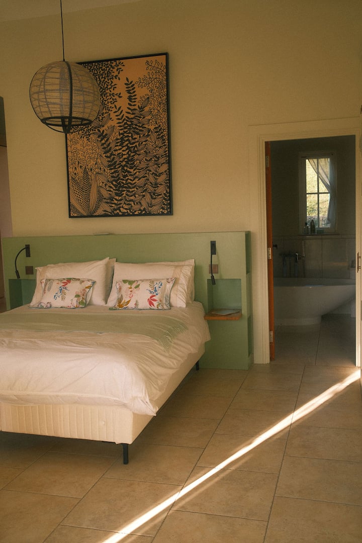 Ang master suite ay may sobrang komportableng king size na higaan, at ang mga 'kanya at ang kanyang' banyo '