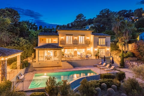 Large Côte d'Azur villa with stunning views & pool