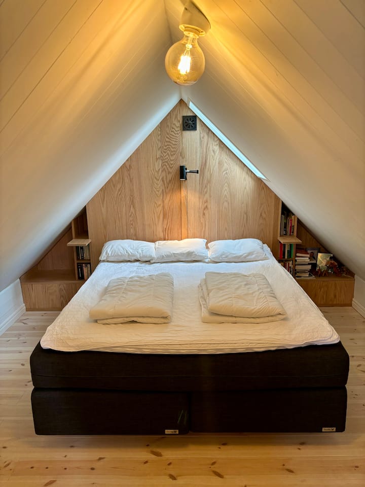 Ორადგილიანი საწოლი სხვენში, რომლის სიგანეც 180 სმ-ია.