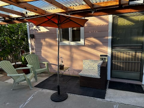 Quiet Private Backyard Studio with own Entrance