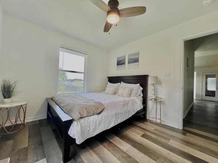 Dormitorio de matrimonio con mucha luz natural y cómodo colchón de espuma viscoelástica