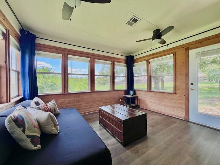 Solárium con ladrillo visto, persianas que oscurecen la habitación y amortiguan el sonido en toda la habitación