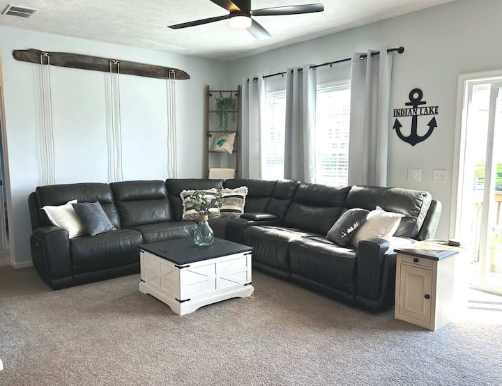 ดื่มด่ำกับความหรูหราด้วยโซฟาที่สะดวกสบายอย่างยิ่งที่ออกแบบมาเพื่อการพักผ่อนอย่างแท้จริง มีที่นั่งเอนหลายตัว ที่รองรับเอวในตัว และพนักพิงศีรษะปรับได้ เหมาะสำหรับค่ำคืนดูหนัง งีบหลับยามบ่าย หรือพักผ่อนทุกวัน 