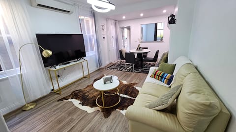 Top Airbnb: World Class Location, Walk to Harbour and Bridge in Millers Point