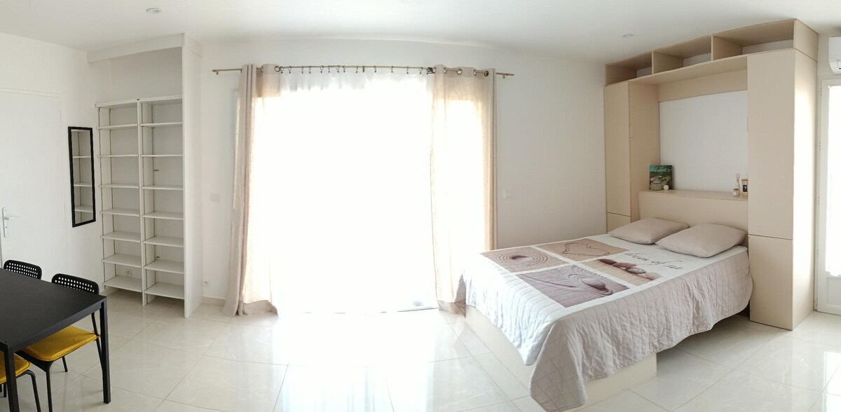 K dispozícii: 2 vankúše, 1 chránič matraca, 2 obliečky na vankúše, 1 plachta 140, 1 prikrývka (slúžiaca ako vrchná plachta) 1 prikrývka. 
Medzi každým hosťom sa všetky ochranné prvky vyperú na 60° a posteľná bielizeň sa vymieňa.