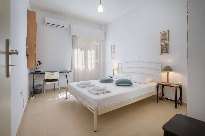 Cute Retro Apartment In Exarchia Neighborhood gallery image 4