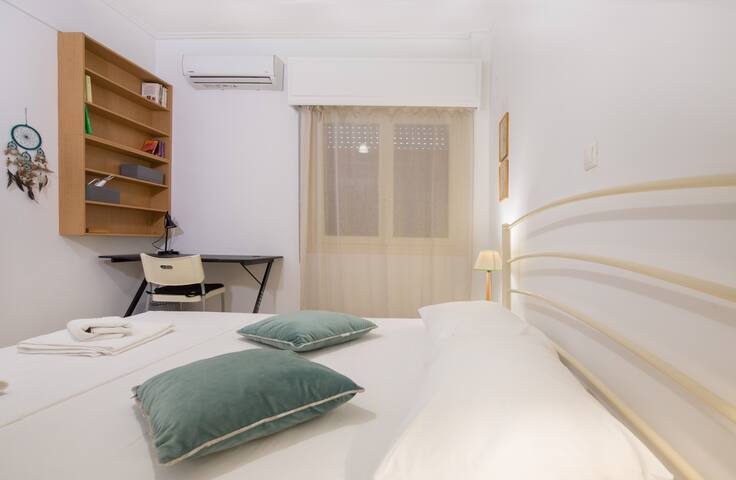 Cute Retro Apartment In Exarchia Neighborhood gallery image 2
