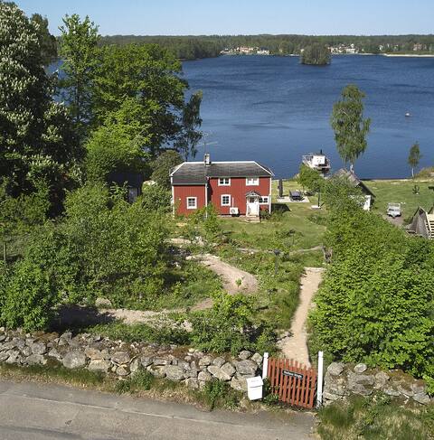 Cabin with lake plot