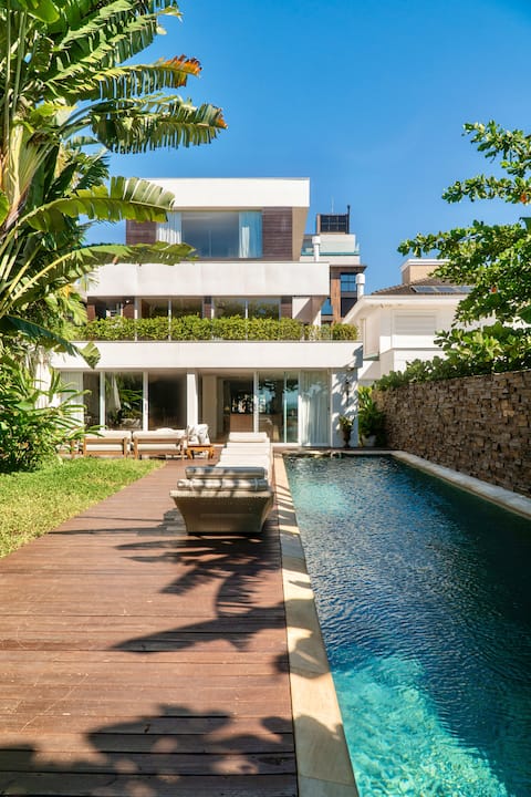 Villa Jurerê right on the sand