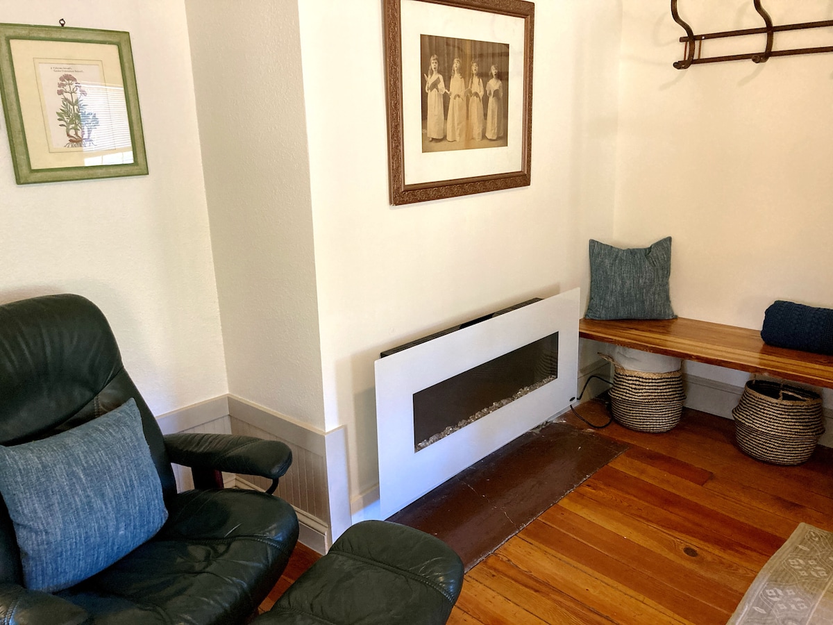 มุมนี้เป็นส่วนหนึ่งของห้องนอนที่ใหญ่ที่สุดซึ่งมีเตียงควีนไซส์เป็นเตียงแฝด