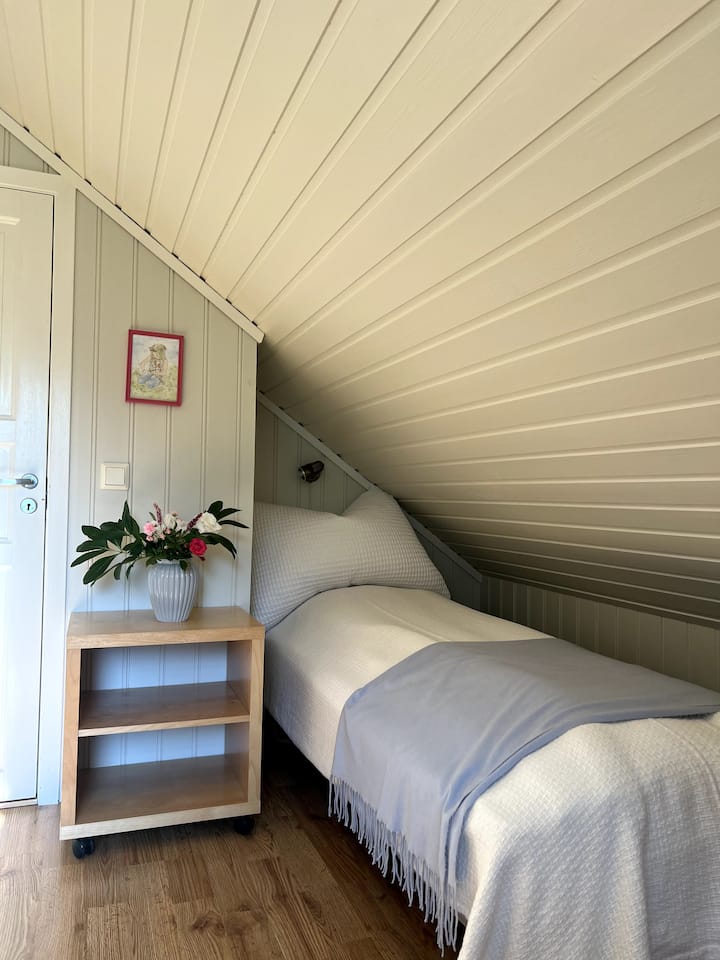 Premier lit dans la chambre 2. Il y a trois lits au total.