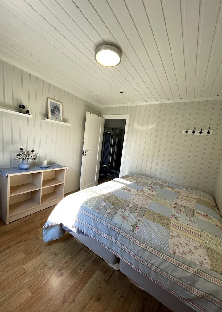 Chambre 3. Ici, il y a un lit double.