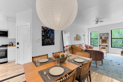 Top performing Airbnb: Chic and Modern Bed Stuy 2br in Bedford Stuyvesant (East)